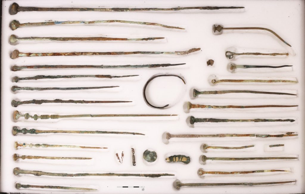 Among other things, the archaeologists discovered numerous bronze clothing pins at the bottom of the well. © Marcus Guckenbiehl