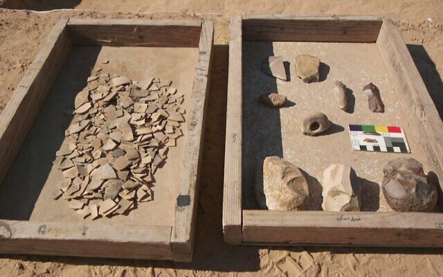 The flint finds uncovered during the excavation. In the left tray: Ostrich egg shell fragments found in the Nitzana dunes excavations, southern Israel. Photo: Emil Aladjem/Israel Antiquities Authority