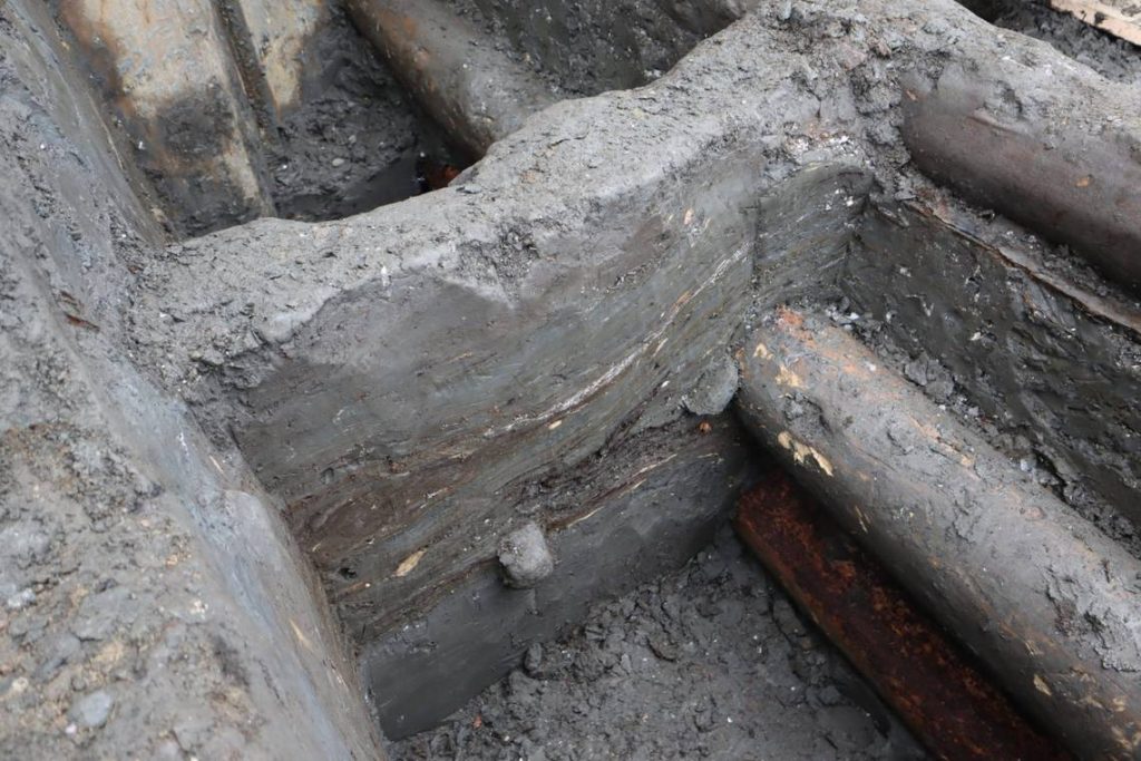 A close-up photo of the accumulated layers of clay. Photo: Norwegian Institute for Cultural Heritage Research