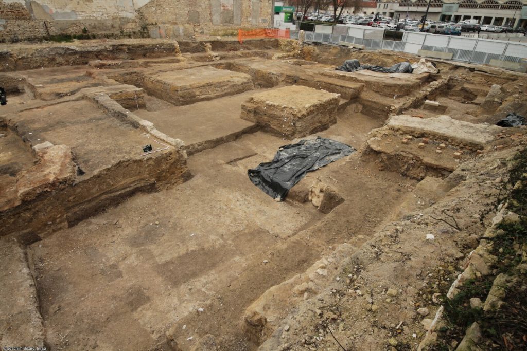 
In the centre, foundation of an ancient basin surrounded by remains of its porticoed gallery, discovered in Reims (Marne), in 2023. An ancient monumental site from the 2nd-3rd centuries was discovered there. Photo: Joachim Sicard, Inrap