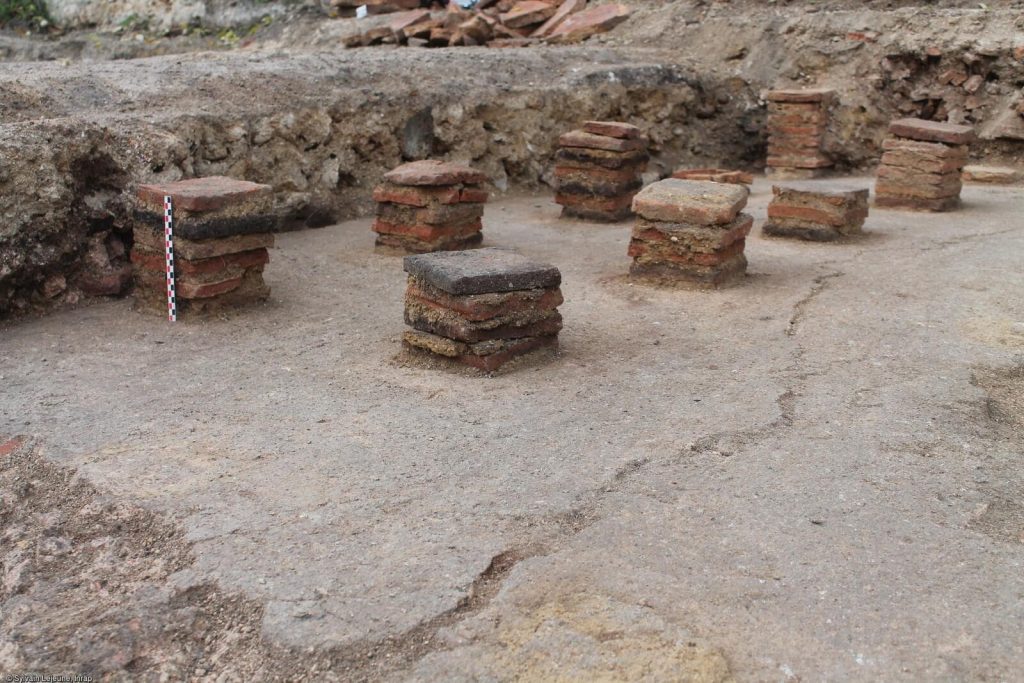 Pilettes of the first hypocaust (underfloor heating system) discovered in Reims (Marne), in 2023. Photo: Sylvain Lejeune, Inrap