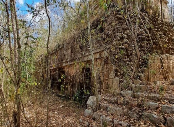 The archaeological site of Xkipche exhibits features consistent with Maya Puuc-style architecture.