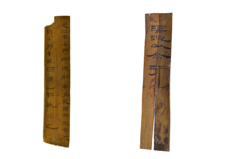 This combo photo shows bamboo and wooden slips unearthed from Hebosuo relics site dating back to the Bronze Age, in Kunming, southwest China's Yunnan Province.  (Xinhua)