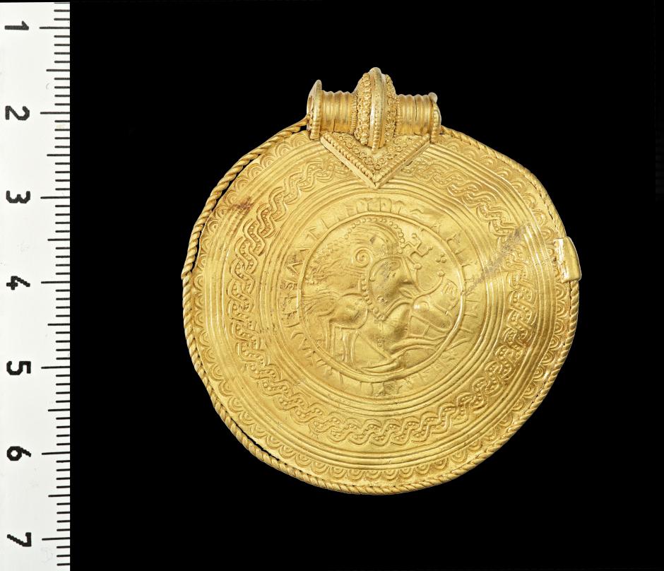 The long inscription on another bracteate from the Vindelev treasure is a poorly executed copy of the beautifully executed one. Photo: Arnold Mikkelsen, The National Museum of Denmark