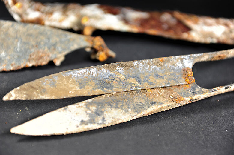  The archaeologists also found the remains of a shield, a lance tip, a razor, a fibula in the grave - and another highlight: a folded sword.Photo: BLfD