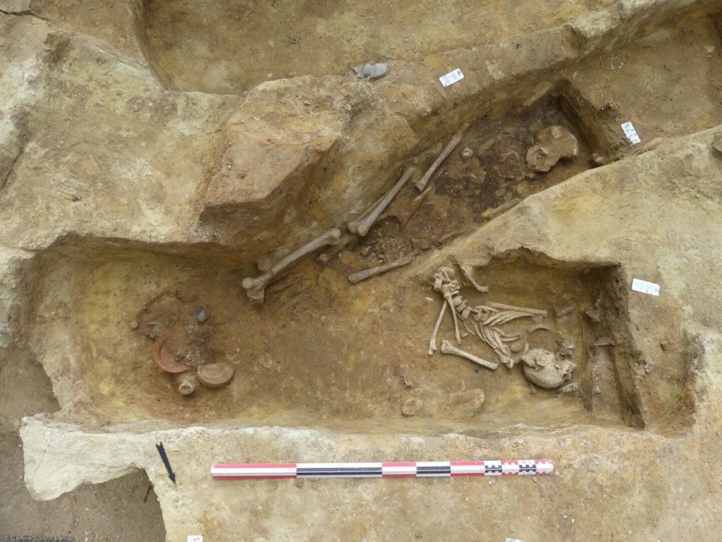 Cross-checking of two burials from the excavation of the Boulevard de Port-Royal in Paris. Photo: Camille Colonna, Inrap