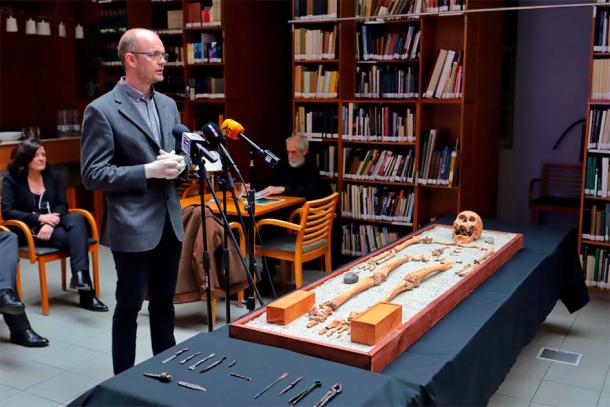 Dr. Samu Levente, presenting the physician’s skeleton and Roman medical tools revealed in Hungary this week. Photo: ELTE BTK 