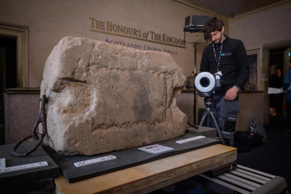 Дослідження проливають нове світло на Stone of Destiny напередодні переїзду до Лондона. Фото: Історичне середовище Шотландії