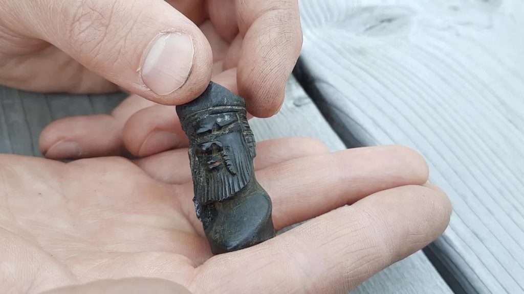 Small figurine found in one of the cogs. Photo: Arkeologerna