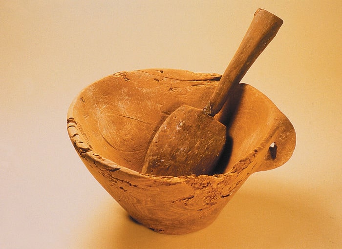 Wooden bowl and spoon found in the hoard with the human hair containers. Credit: Peter Witte, ASOME-Universitat Autònoma de Barcelona.