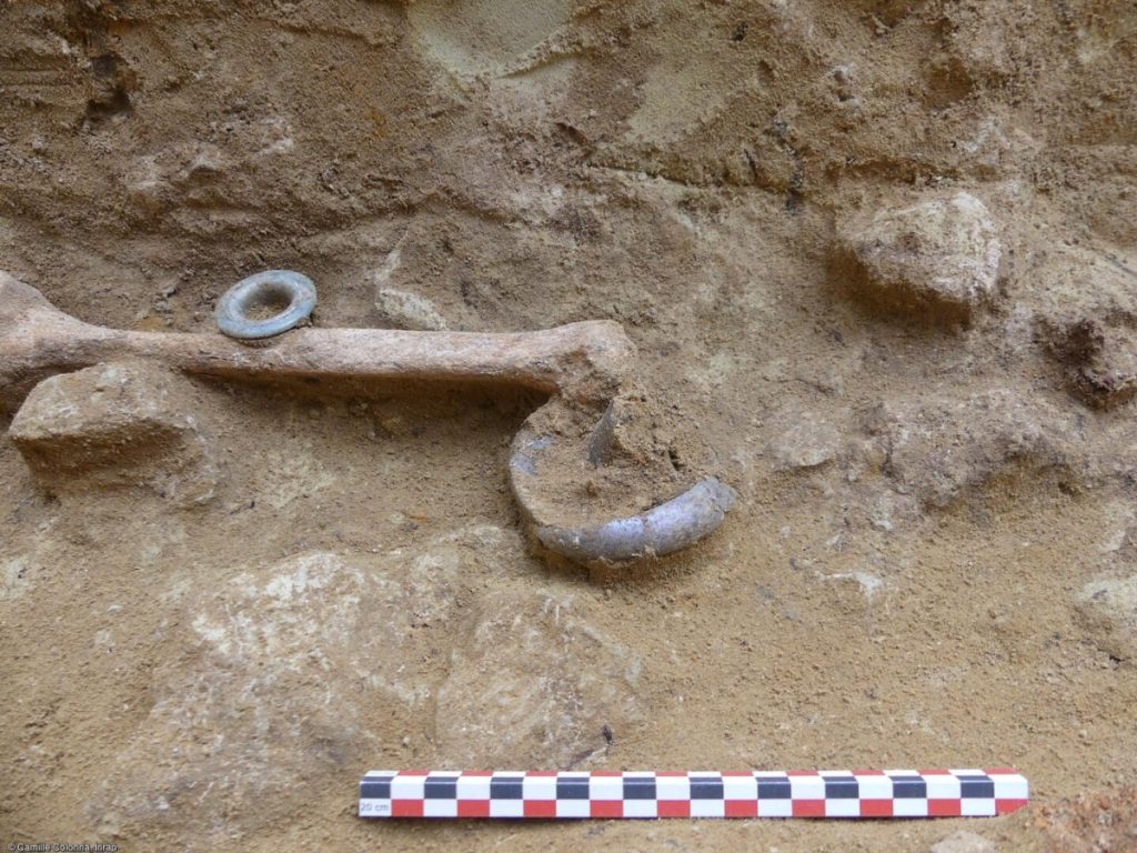 Glass container on deposit in a burial in the excavation of Boulevard Port-Royal in Paris. The burials of a large necropolis, located south of Lutèce in the 2nd century AD, have been unearthed. Photo: Camille Colonna, Inrap