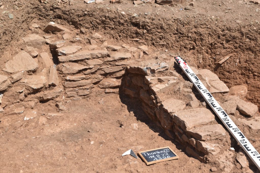 Iron Age house from the 10th to the 9th century BC. in Thorikos (Attica/Greece): wall corner and door cheek. The walls consisted of layered stones at the base and air-dried mud bricks above. Photo: Thorikos Archaeological Project Gent-Göttingen