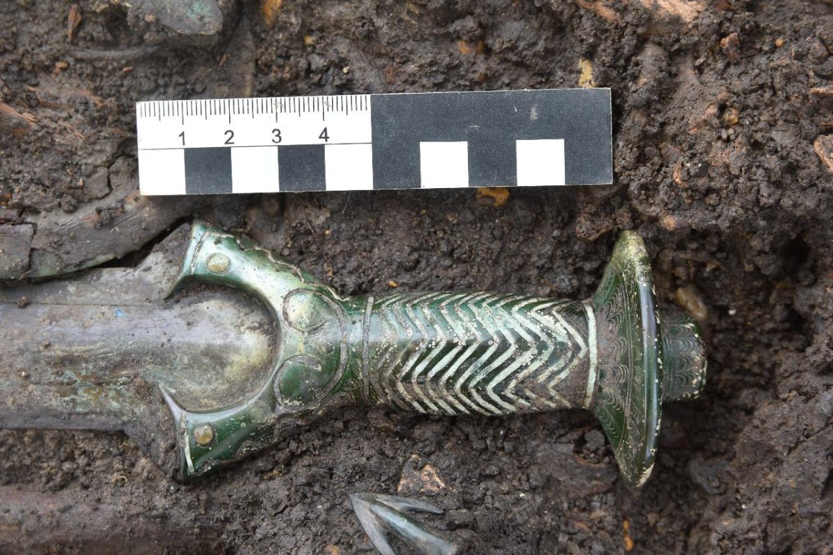 Archaeologists find a 3,000-year-old bronze sword in Germany - Arkeonews