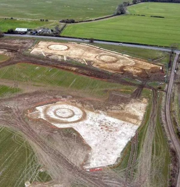 View of the barrows under excavation. Photo: Cotswold Archaeology