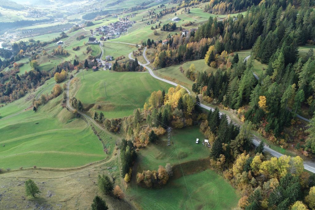 Aerial view of the Salouf-Vostga site, with the village of Salouf in the background, Oberhalbstein/Surses Photo: Archaeological Service of Graubünden
