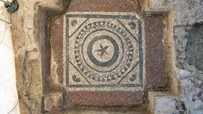 Друга мозаїка була знайдена під першою, що говорить про те, що в якийсь момент підлога була піднята. Фото: © МОЛА