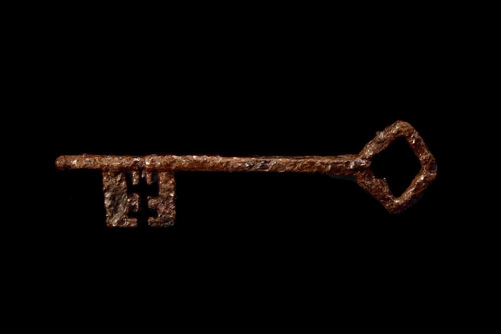 A large iron key, 28 centimeters long, from the 12th or 13th century, was found on the oldest floor of the east wing of the enclosure. Photo: Saxony-Anhalt State Office for the Preservation of Monuments and Archeology, Philipp Baumgarten.