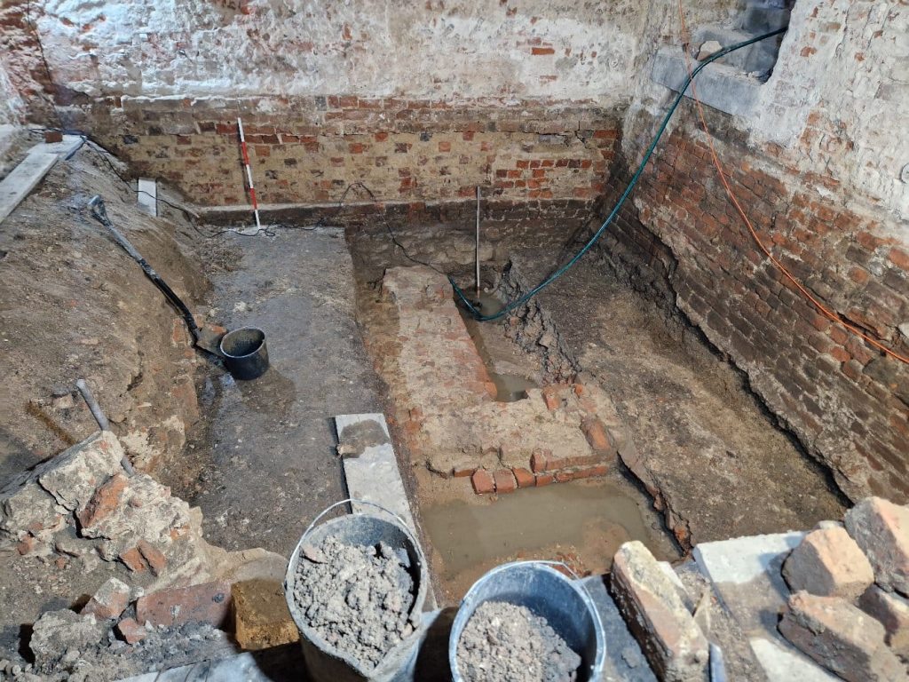 Excavations showing an L-shaped wall, part of what is believed to be a medieval synagogue complex in Wroclaw. Photo: Bente Kahan