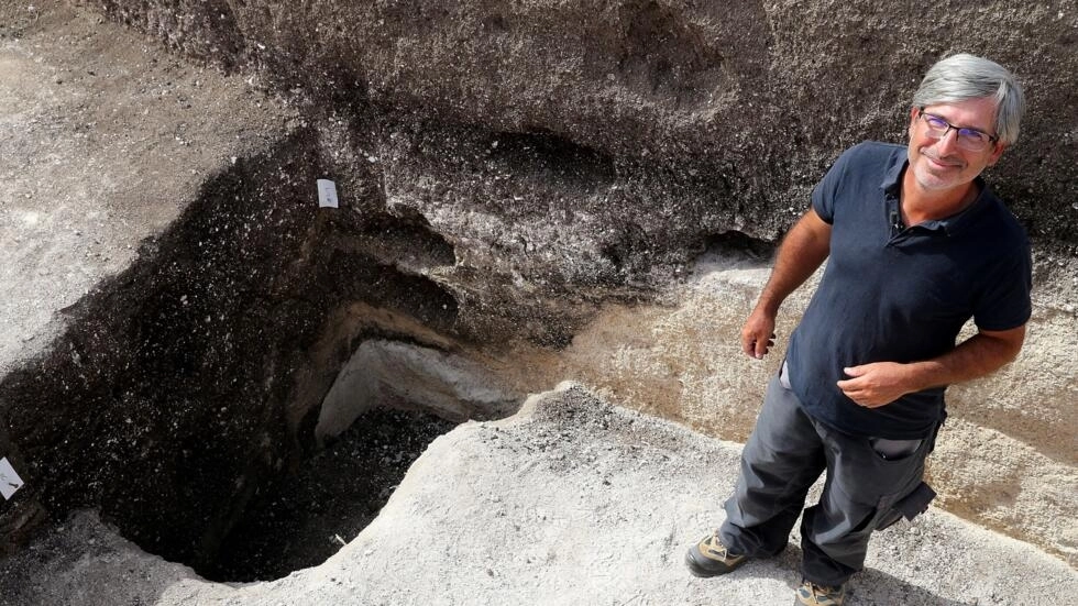 Remi Martineau, researcher at the CNRS, stands at the mouth of a well, dating from the Modern Neolithic, around 3500 years ago, from a settlement suggesting the presence of a village occupied by a structured population, at Val-des-Marais in the south of the Marne, on August 23, 2023. AFP - FRANCOIS NASCIMBENI