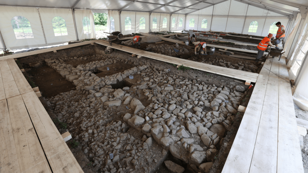 Part of the exposed Roman walls with the room layout already recognizable. The remains of the floor construction are still preserved in the foreground of the picture. ADA Zug/David Jecker