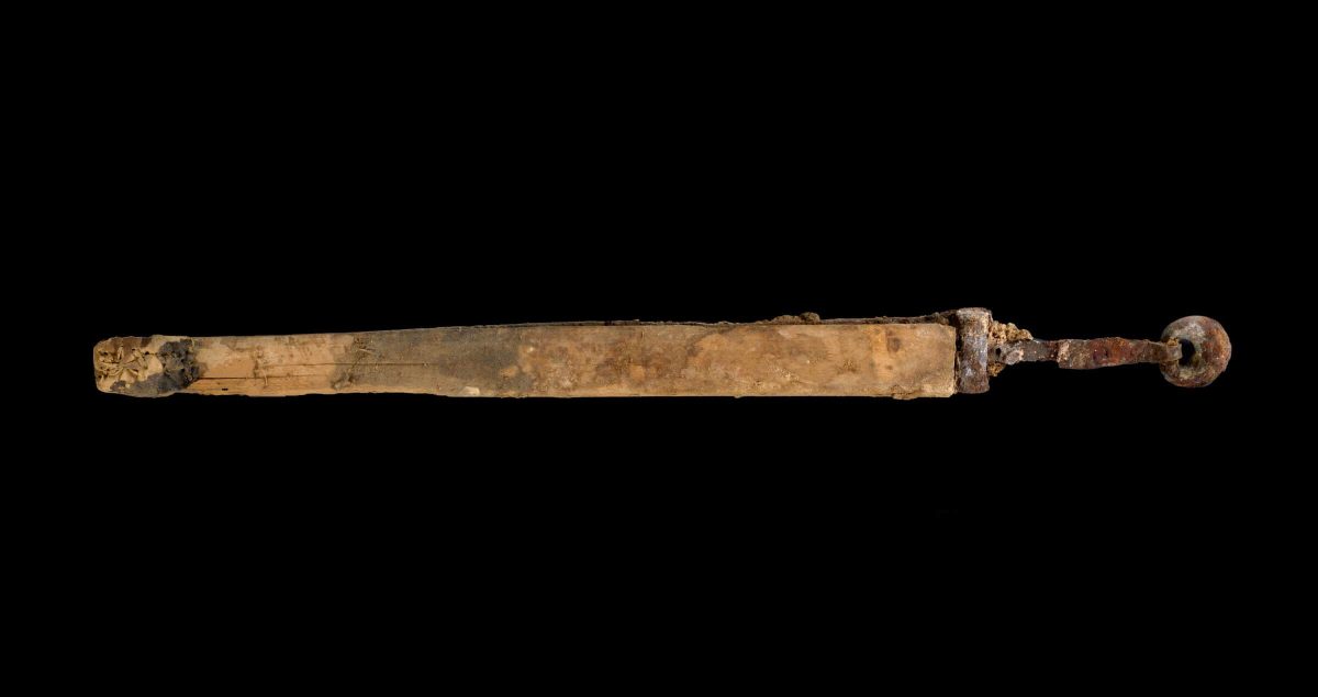 Four 1,900-year-old Roman swords found in Judean Desert - Arkeonews