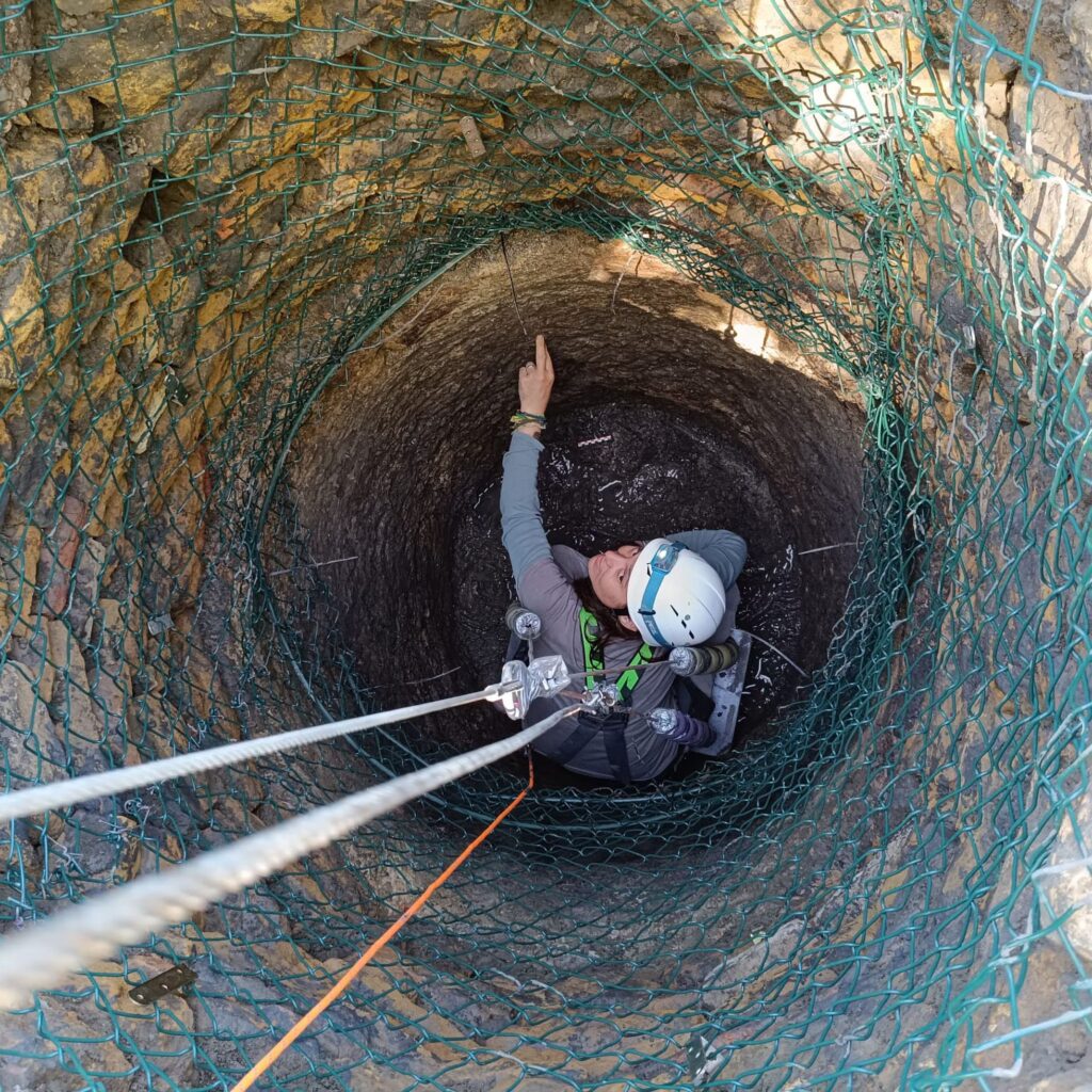 Archeologist Esperanza Martín descends into the well discovered in Lugo de Llanera. Photo: ÁNGEL VILLA