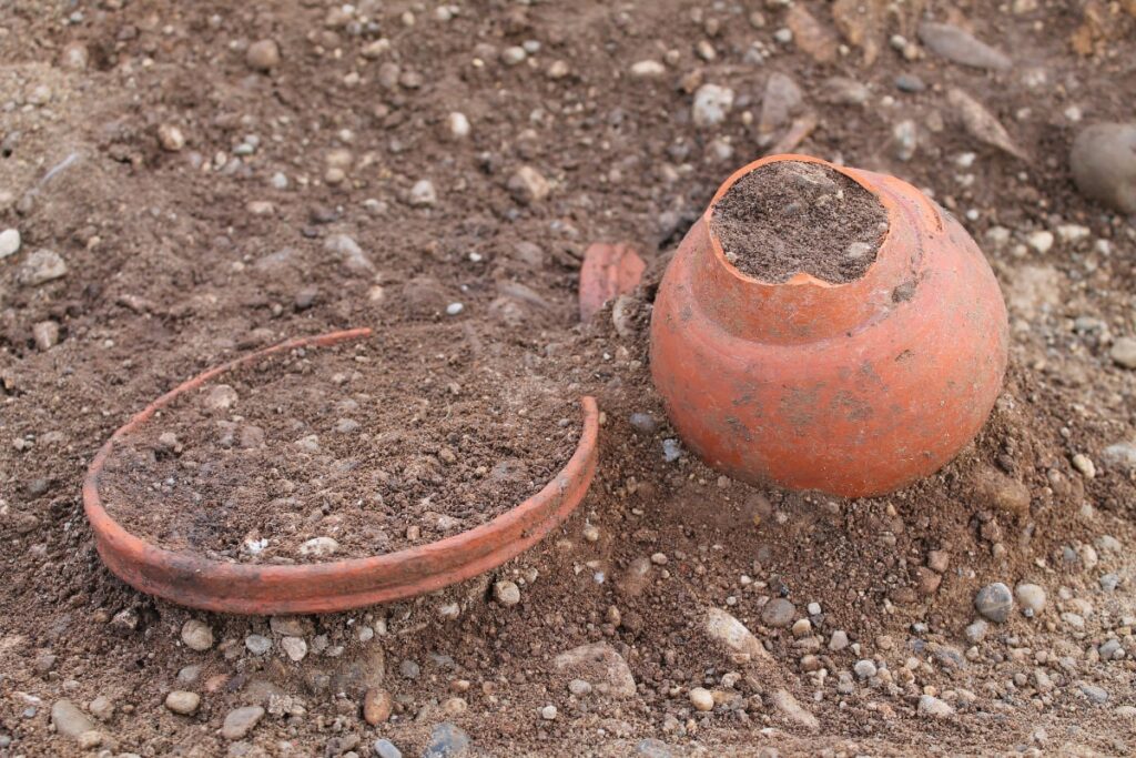 Позднеантичный кувшин и тарелка, раскопки Лерхенауэр-Фельд. Фото: 3Археологи