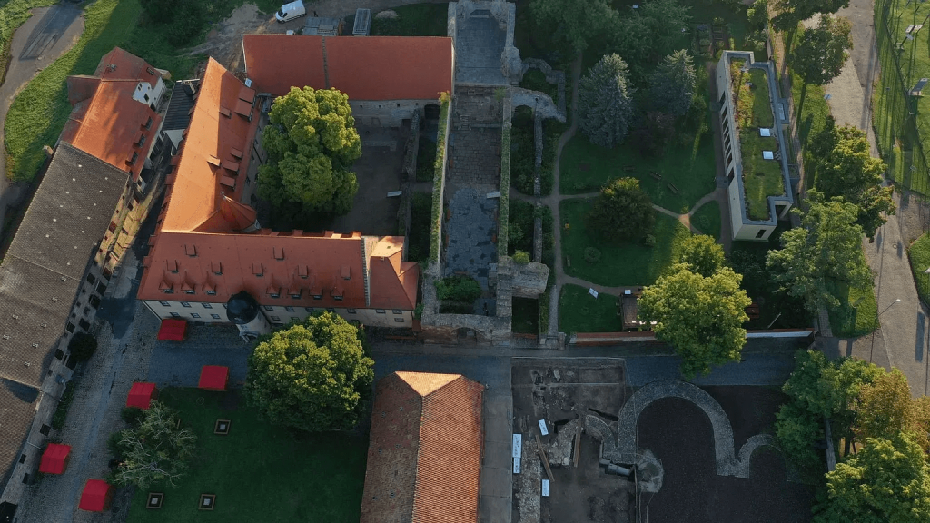 Memleben monastery. In the right part of the picture, the monastery garden, under whose border the predecessor building of the monumental church continues. Photo by Thomas Jäger / State Office for Heritage Management and Archaeology Saxony-Anhalt