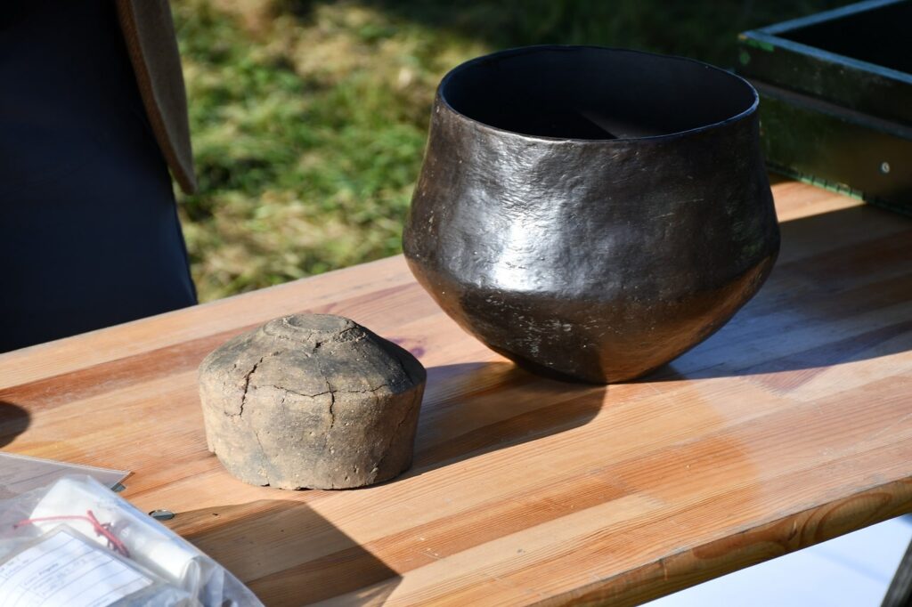 On the left is the current ceramic find, on the right is the comparable piece from the Perleberg Museum. Photo: Prignitz district