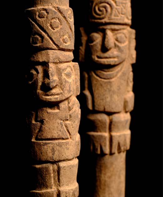 Посох, вирізаний з дерева, із зображеннями двох постатей імперії Варі (800–1100 рр. н. е.). Фото: © М.Гірс, вид. К. Ковалевський/CC BY-SA 4.0