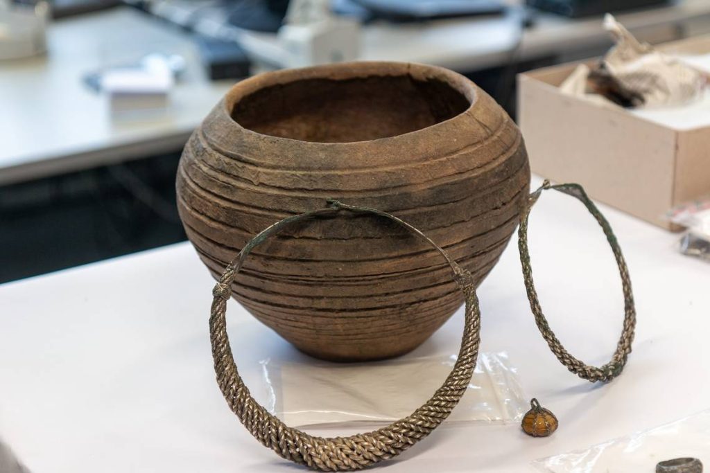 A container and two pieces of jewelry found in Mecklenburg-Vorpommern. Photo: Mecklenburg-Vorpommern Ministry of Science, Culture, Federal and European Affairs