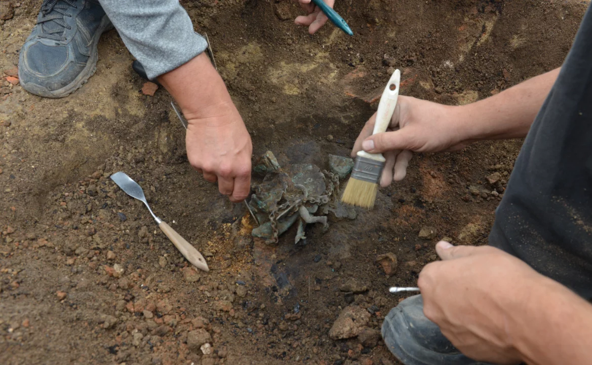 The moment of the discovery of the tintinabulum in Viminacium. Photo: Ilija Danković, Archaeological Institute