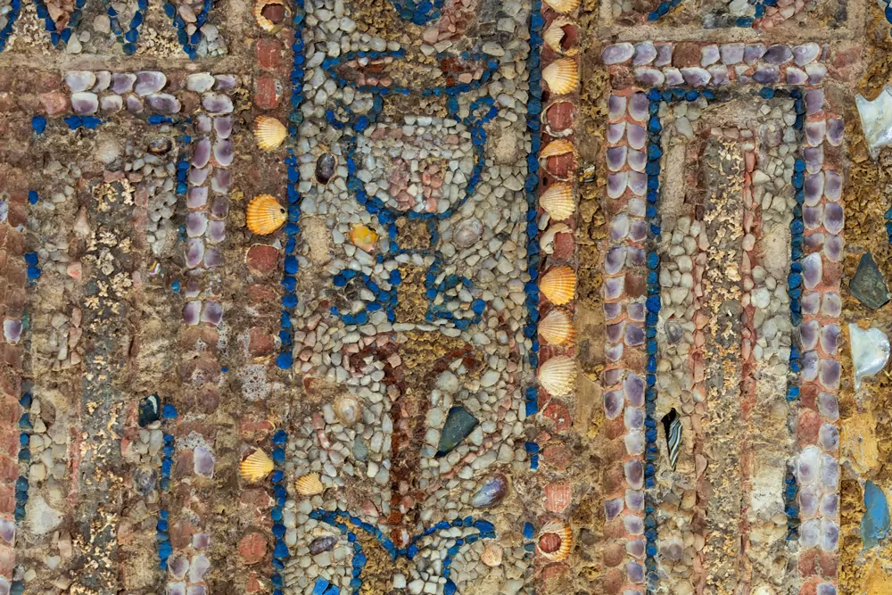 Дом украшен необычной мозаикой. Фотография Министро делла Культура.
