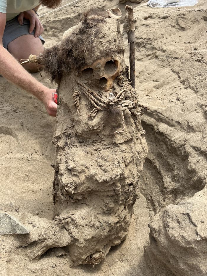 Небіжчик, виявлений в одній із могил, був загорнутий у тканину за андським звичаєм. Фото: Р. Дзюбінська