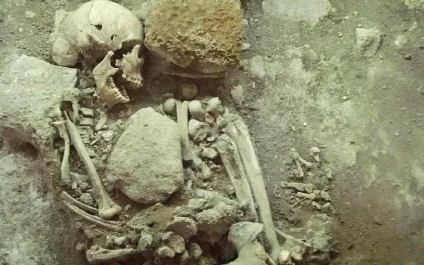 O enterro de uma mulher asteca foi encontrado sob o Palácio de Cortés, no México. Foto: INAH