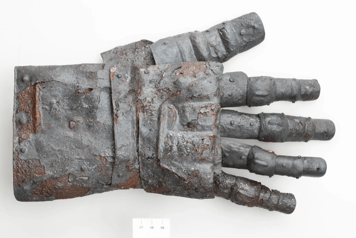 Archäologen haben in der Schweiz einen kompletten Panzerhandschuh aus dem 14. Jahrhundert entdeckt