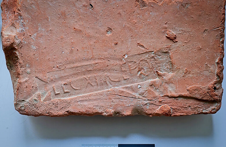 Brick with stamp of the 13th Legion (98-101 AD). These small, square bricks were used to build the pillars of underfloor heating. Photo: City Archeology Vienna