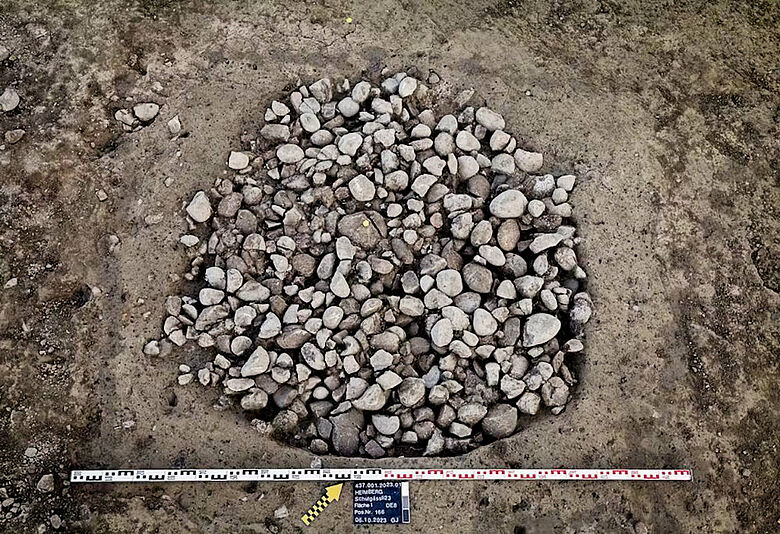 Яма, наповнена гарячим камінням, знайденим під час рятувальних розкопок у Хаймберзі. Фото © Археологічна служба кантону Берн, Гі Жакено.