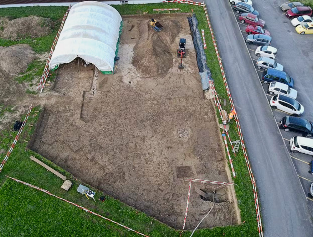 Розкопки в Хаймберзі, на правому краю майданчика знаходиться яма, наповнена жаровим камінням. Фото © Археологічна служба кантону Берн, Даніель Брой