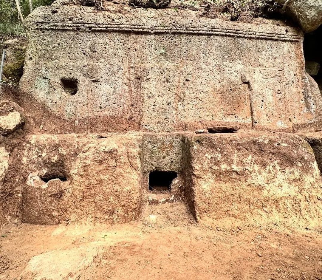 A monumental Etruscan tomb discovered in the necropolis of San Giuliano, north of Rome - Arkeonews