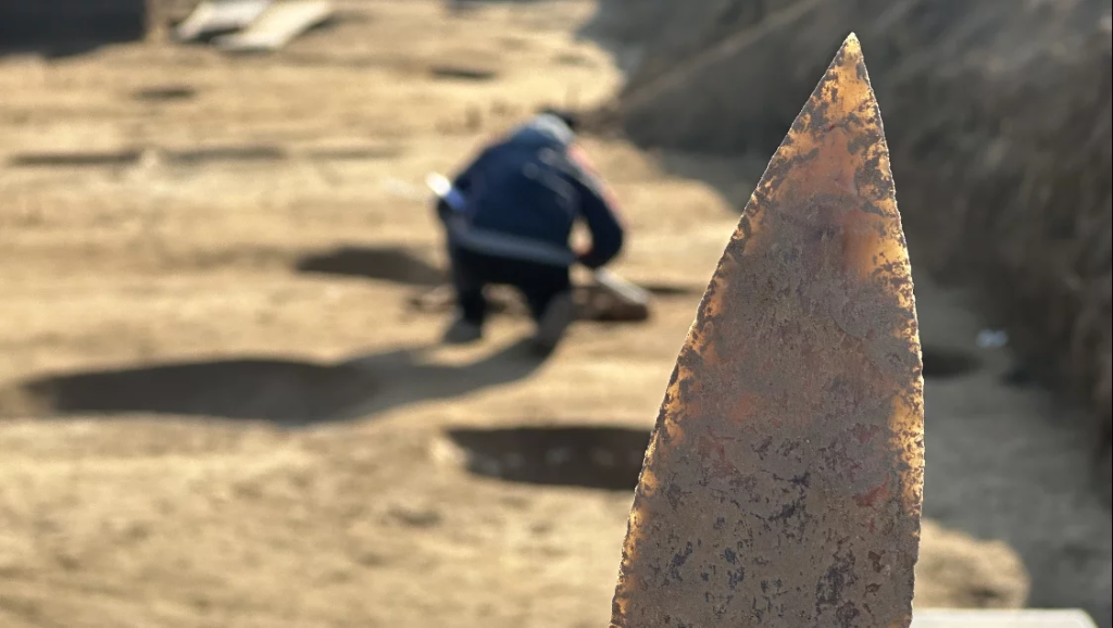 Flint dagger from the archaeological excavations of the Copper Age necropolis in San Giorgio Bigarello, Northern Italy. Photo: Soprintendenza Archeologia Belle Arti e Paesaggio di Mantova