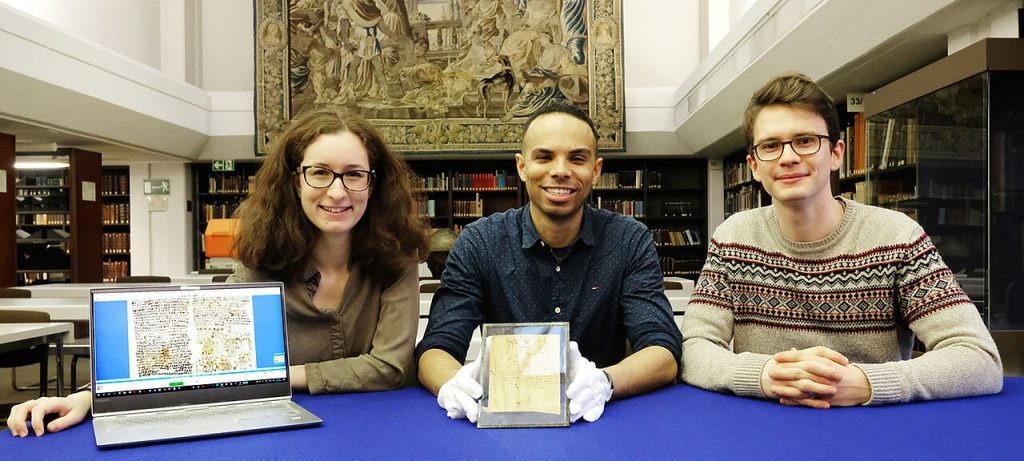 The project team at the start of work at the end of 2018 in the University Library's manuscript collection with (from left) Markéta Preininger, Korshi Dosoo and Edward O. D. Love. Photo: Gunnar Bartsch / Universität Würzburg