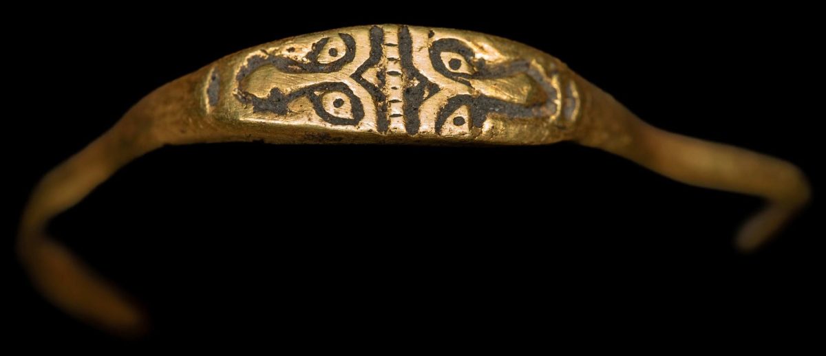 Unikatowy pierścionek ze złota biface znaleziony w Polsce