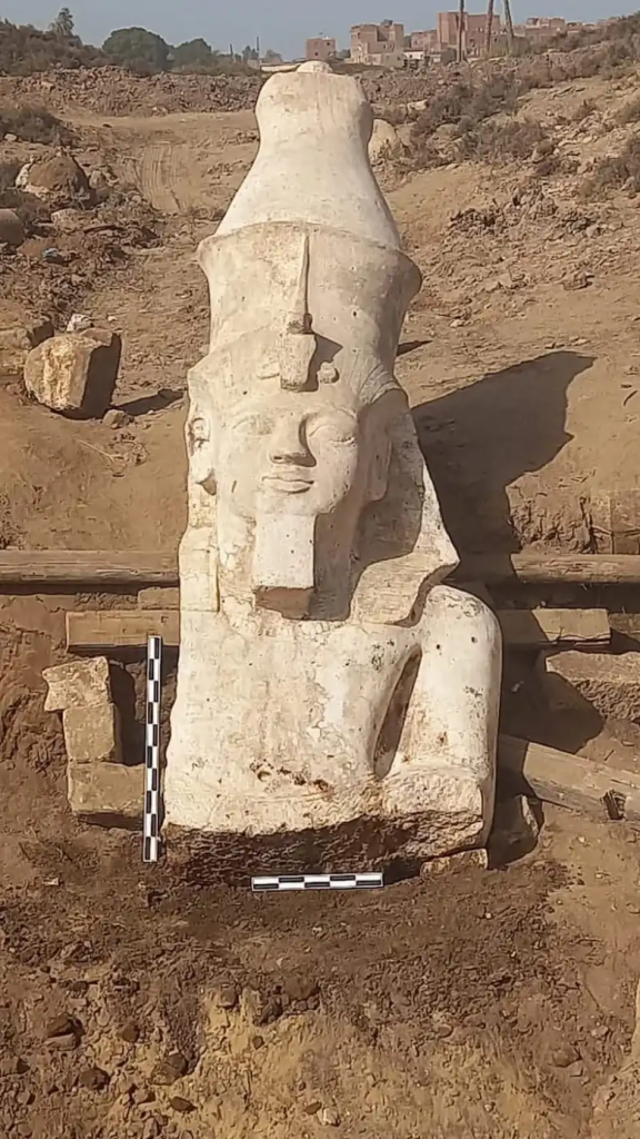 Почти через сто лет после того, как была найдена нижняя часть, нашли верхнюю часть статуи Рамсеса II. Фото: Министерство туризма и древностей Египта