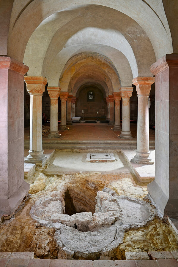 View into the crypt towards the royal burial grounds. The location of the 10th-century baptismal font can be seen in the foreground. Photo: Andrea Hörentrup- Saxony-Anhalt State Office for the Preservation of Monuments and Archaeology