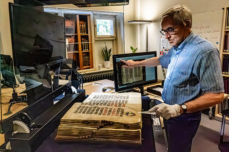 A manuscript is being digitized in the Greifswald library. Photo © Jan Messerschmidt, 2023