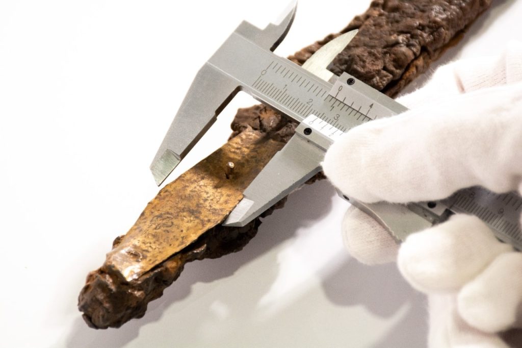 An expert is measuring the Islamic-era sword discovered in Valencia in 1994, known as Excalibur, has been dated back to the 10th century. Photo: SERVICI D’ARQUEOLOGIA DE L’AJUNTAMENT DE VALÈNCIA SIAM