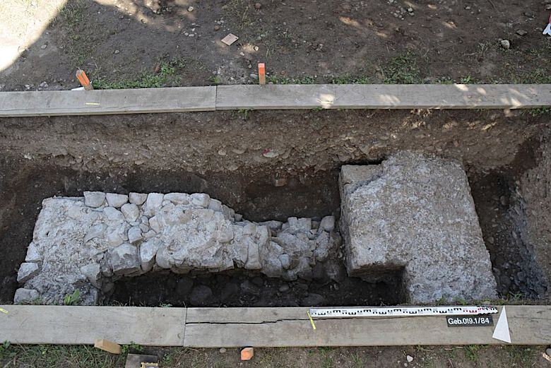 Вид на массивные каменные фундаменты, обнаруженные во время курса. Фото: Кантональная археология, © Canton Aargau