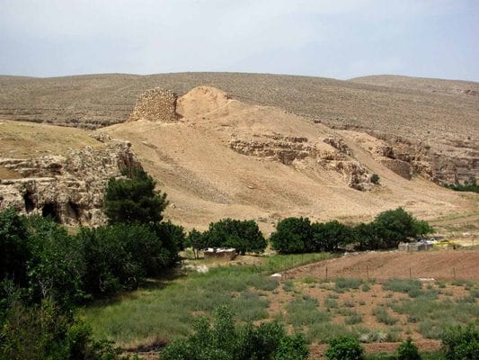 Каср-е-Абу-Наср - це місце стародавнього поселення, розташоване в Ширазі в іранській провінції Фарс. Згідно з археологічними дослідженнями, фортеця була важливим та стратегічним місцем в імперії Сасанідів. Джерело