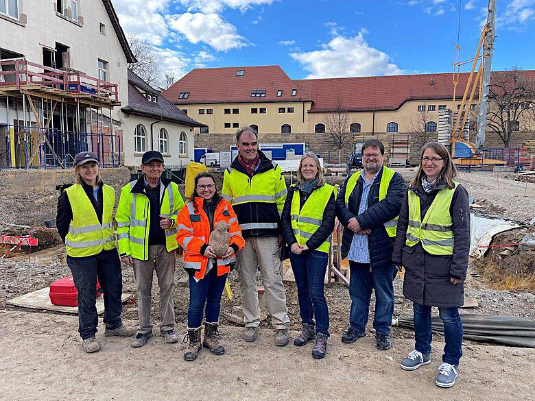 On-site at the excavation in Bad Cannstatt: The ArchaeoBW excavation team (left) and the team from the Provincial Roman Archaeology Department of the Württemberg State Museum (right). In the center, the team from the State Monuments Office at the Stuttgart Regional Council with the new find. Photo: ArchaeoBW, Ch. Hoyer